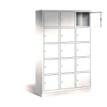 Schließfachschrank mit Stahlblechsockel. B/H/T 122,5x195x50 cm, 15 Fächer 